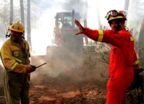 El fuego de Castrocontrigo (León) arde sin control y quema 10.000 hectáreas