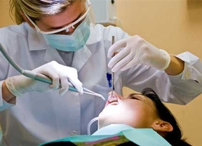 El Colegio de Odontólogos lanza una campaña para alertar de malas prácticas en el sector
