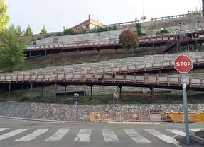 La pasarela de los Cuestos de la Mota de Benavente se derrumba debido al peso del agua