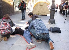 Familias acampan en Valladolid ante entidades bancarias para protestar contra los desahucios