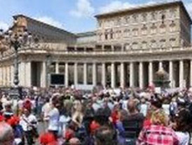 Miles de peregrinos aguardan bajo la lluvia la beatificación de Juan Pablo II
