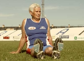 La atleta leonesa María Rodríguez, de 79 años, protagoniza la última campaña de Aviva en España
