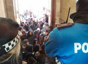 Más de un centenar de estudiantes bloquea la entrada al Ayuntamiento de Salamanca