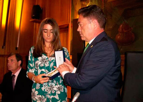 La hija de Isabel Carrasco recibe la Medalla de Oro de la Provincia otorgada a título póstumo a su madre