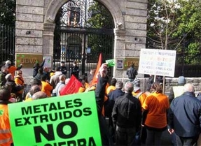 Medio millar de personas recorren Valladolid en apoyo a la continuidad de Metales Extruidos