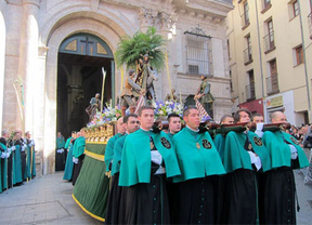 Miles de personas arropan a la 'Borriquilla' en la procesión del Domingo de Ramos
