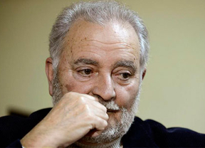 Julio Anguita sale del hospital de Salamanca tras ser dado de alta