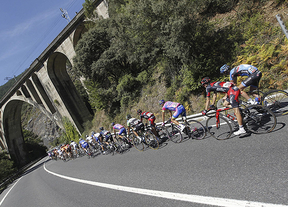 La Vuelta llega a CyL y Matthews vence al sprint en el Lago de Sanabria