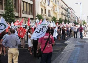 Cientos de funcionarios salen a la calle en contra de los recortes del Gobierno