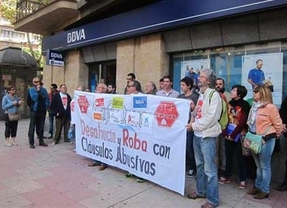 Stop Desahucios se concentra ante un banco de Salamanca para apoyar a una familia en riesgo de perder su casa