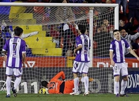 Un gol en propia puerta de Rukavina da la victoria al Levante en el último suspiro
