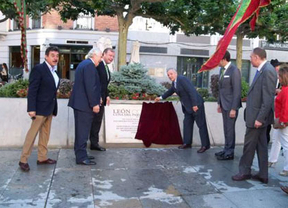 Una placa conmemorativa recuerda el primer aniversario del reconocimiento de León como 'cuna del Parlamentarismo'