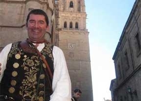 'El Mariquelo' recuerda a "las personas que lo están pasando mal" en su subida a lo alto de la Catedral de Salamanca