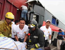 Cuatro muertos y 30 heridos por choque entre dos autobuses y un camión en la vía hacia oriente