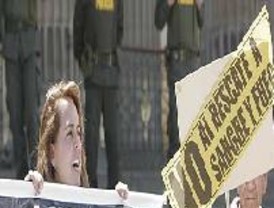 Critican en España 'negligencia' de Uribe