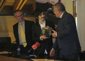Juan Vico recibe el II Premio Novela Corta de MonteLeón