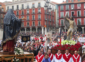 La lluvia respeta el encuentro de Jesús Resucitado con la Virgen de la Alegría en Valladolid