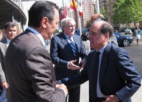 José Rolnado Álvarez saluda al consejero de Economía y Empleo a su llegada a la Feria de Muestras