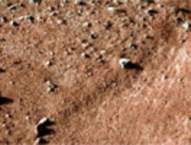 La nave 'Phoenix' retrata cómo está nevando en Marte