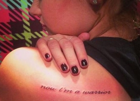 Demi Lovato luce un nuevo tatuaje en su espalda