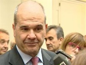 Chaves espera que los 'barones' respeten los planes de Zapatero y les recuerda que es el secretario general