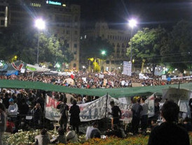 Los acampados en plaza de Catalunya martirizan a los vecinos con una cacerolada de una hora