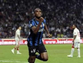 Diego Milito y Samuel Eto'o tienen al Inter en la cima