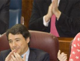 Aguirre gana otra vez: ya se puede beber agua en 'su' Parlamento