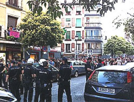 Vecinos de un barrio céntrico de Madrid impiden a la Policía identificar a un inmigrante