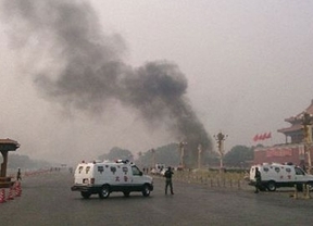 Cinco muertos tras arrollar un jeep a los visitantes de la plaza de Tiananmen