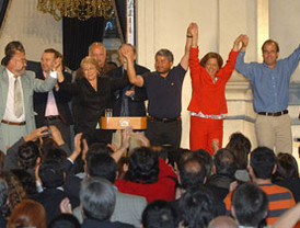 Bachelet llama a escuchar 'el rumor de la calle'