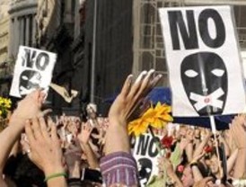 Miles de 'indignados' acuden a las asambleas convocadas en los barrios de Madrid
