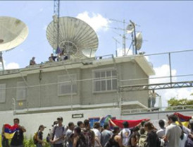 Activistas chavistas atacan la sede de 'Globovisión'