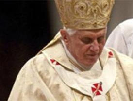 El Papa resulta ileso tras caer empujado por una mujer