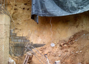 Mueren dos jóvenes sepultados al caerles la estructura de una vivienda en Petare