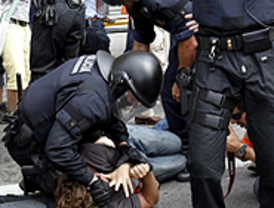 3.000 'indignados' vuelven a tomar la plaza de Cataluña tras las cargas policiales