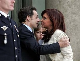 Nicolás Sarkozy le pidió a Cristina Kirchner que tranquilice a Chávez