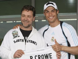 Russell Crowe recibe camiseta de Real Madrid