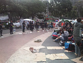 Desalojo parcial de la acampada en Barcelona para permitir de las labores de limpieza