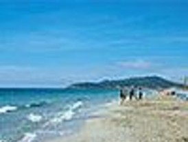 Mejora la crisis: abierta la playa D'en Bossa en Ibiza