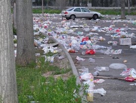 El Ayuntamiento de Sevilla invirtió 575.000 euros en limpiar 'botellones' en 2010