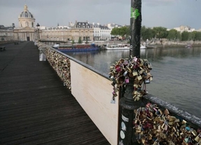 El Puente de las Artes de París, 'herido' por 'candados del amor'