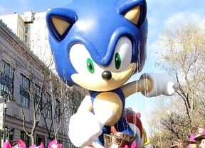 Globos del desfile de Acción de Gracias recorren Nueva York pese al viento
