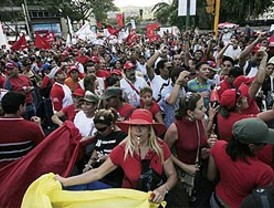 Oficialistas venezolanos marcharon en rechazo a 