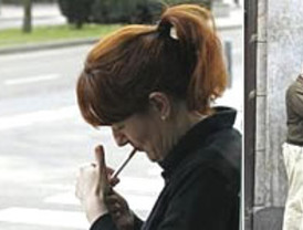 Con resignación y algunos 'malos humos', llega el primer día laborable con la prohibición total de fumar