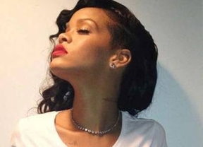 Rihanna muestra 'piercing' en pezón