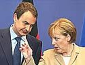 Merkel le devuelve a Zapatero la 'faena' de pedir el voto  para el rival político, pero con mucho talante