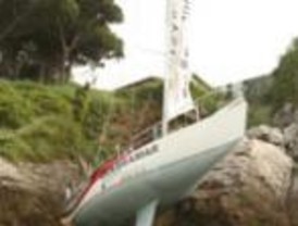 El velero 'Quebramar' encalla en las escaleras del Faro de la Magdalena