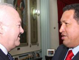 Moratinos da 'el visto bueno' a Chávez y sus planes nucleares con Rusia