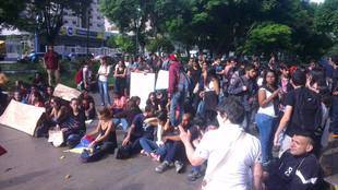 Estudiantes protestan frente a la UCV por el asesinato de Diego Arellano